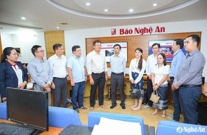 Đoàn công tác tham quan mô hình Tòa soạn hội tụ. Ảnh: Thành Cường