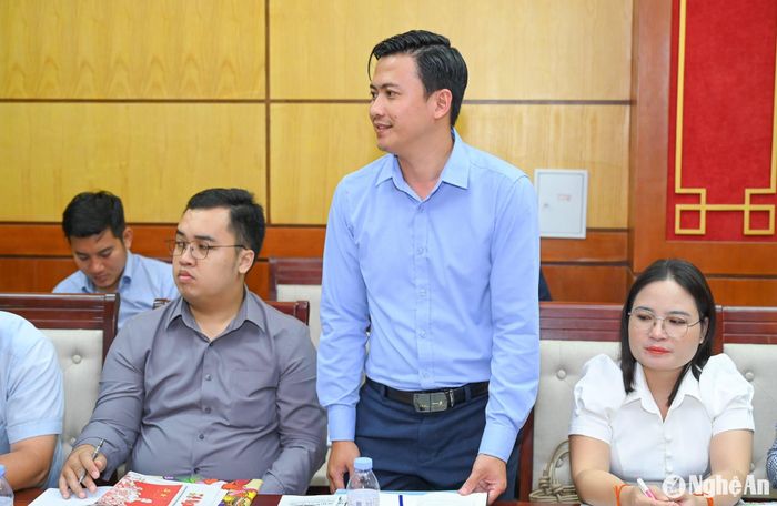 Đại diện Báo Pasaxon trao đổi một số nội dung về chuyên môn. Ảnh: Ngân Hạnh