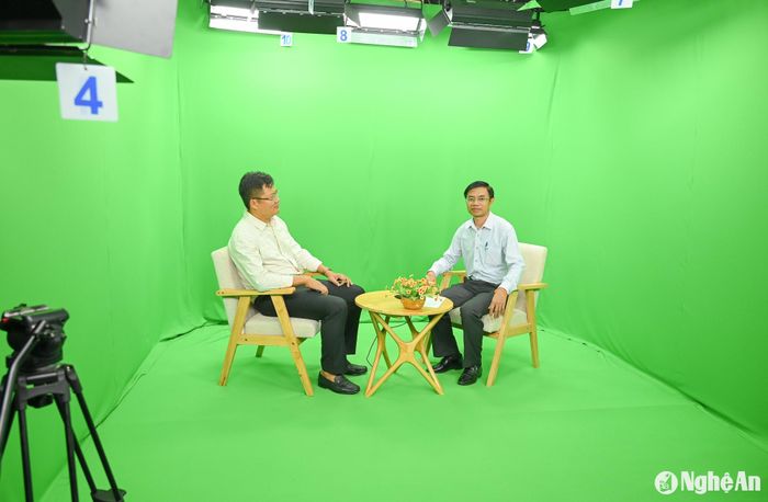 Đoàn công tác tham quan trường quay tại Báo Nghệ An. Ảnh: Thành Cường
