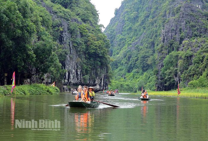 Khu du lịch Tam Cốc-Bích Động thu hút nhiều khách du lịch đến tham quan. Ảnh: Anh Tuấn