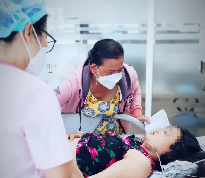  Một bé gái 13 tuổi được cấp cứu tại Bệnh viện Nhi đồng Thành phố (TP.HCM) do biến chứng đái tháo đường. Cô bé có sở thích uống nước ngọt có ga gần như thay thế nước lọc trong ngày. Ảnh: Phương Vũ 