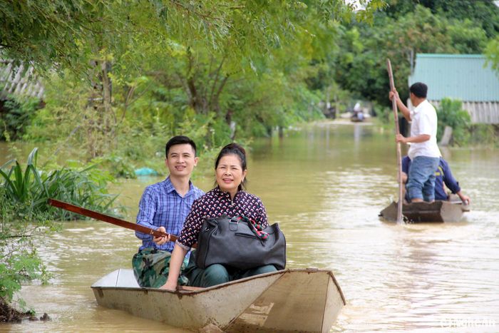 Người dân vùng hạ du sẵn sàng ứng phó với hoàn lưu bão và nước dâng từ thượng nguồn đổ về. Ảnh: Quang An