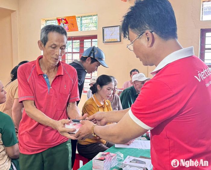 7. 000 người dân Nghệ An có hoàn cảnh khó khăn được Viettel tặng điện thoại 4G miễn phí. Ảnh: PV