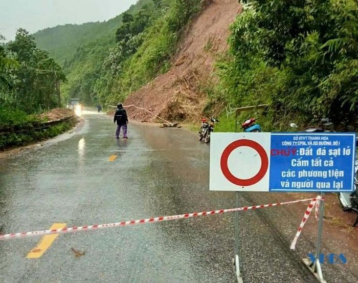 Huyện cũng đã chỉ đạo các phòng, ban chuyên môn căng dây, đặt biển báo cấm người và phương tiện đi qua các điểm sạt lở và có nguy cơ sạt lở đất.