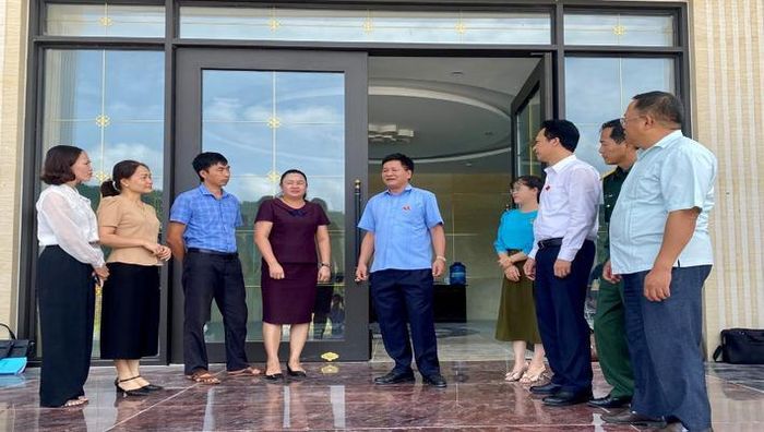 Các đại biểu HĐND tỉnh Điện Biên trao đổi với cử tri huyện Nậm Pồ. Ảnh: M. Thủy
