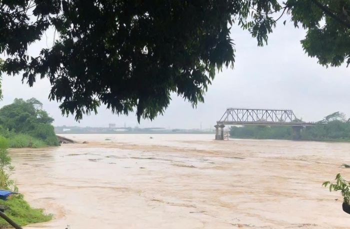 Một nhịp cầu Phong Châu đã bị sập.