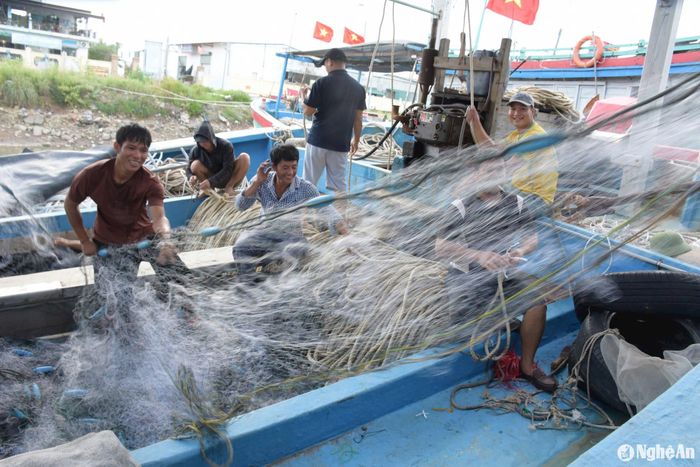 Sau 2 ngày neo thuyền tránh trú bão, các thuyền viên rất hy vọng về một chuyến biển đầy ắp cá tôm. Ảnh: T.P