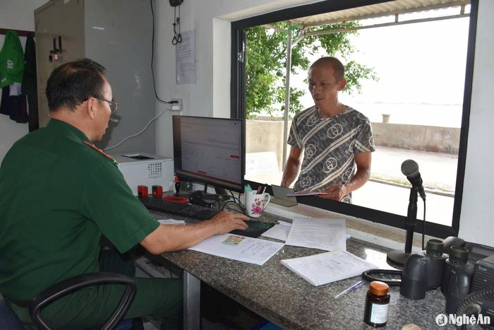 Làm thủ tục xuất bến cho các chủ tàu tại cảng cá Quỳnh Lập. Ảnh: T.P