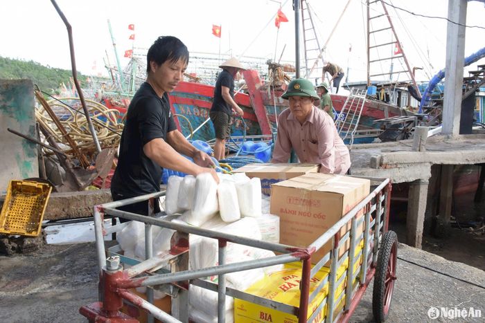 Nhu yếu phẩm: Mỳ tôm, nước uống, thực phẩm... được chuẩn bị chu đáo cho chuyến biển kéo dài 3-4 ngày. Ảnh: T.P