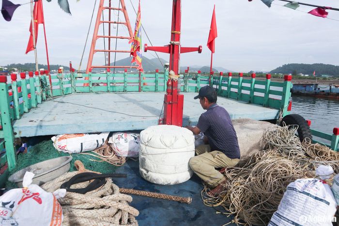 Các thuyền viên chuẩn bị ngư lưới cụ cho chuyến đi biển dài ngày. Ảnh: T.P