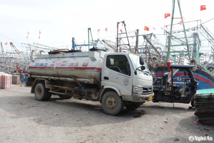 Xe bồn xuống tận cảng cá cung ứng xăng, dầu cho các tàu thuyền. Các chủ xăng cũng bán nợ, giãn nợ để các tàu thuyền bám biển, vươn khơi sau bão. Ảnh: T.P