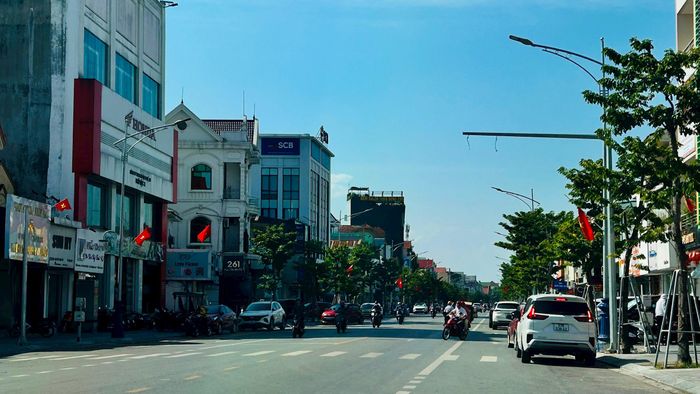 Đường Nguyễn Văn Cừ (thành phố Vinh) được chỉnh trang với diện mạo hiện đại. Ảnh: Trân Châu