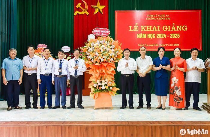 Lãnh đạo tỉnh tặng hoa chúc mừng Trường Chính trị tỉnh. Ảnh: TL