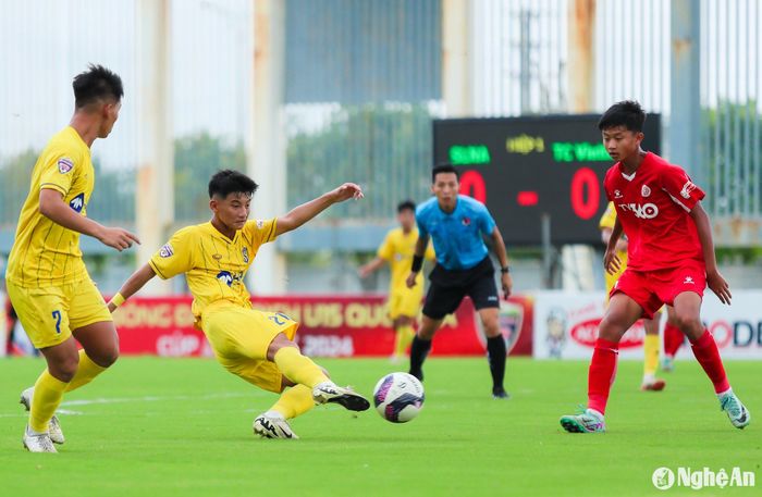 U15 Sông Lam Nghệ An tung ra rất nhiều cú dứt điểm về phía khung thành của đối phương. Ảnh: Đức Anh