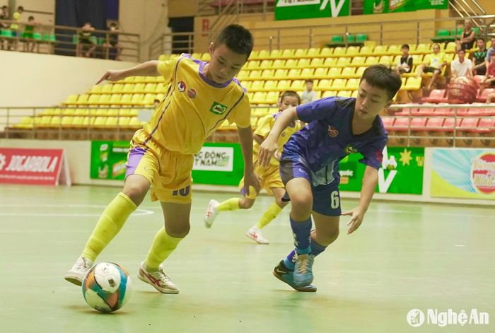 Cầu thủ U11 SLNA (áo vàng) thi đấu tại Giải bóng đá nhi đồng toàn quốc năm 2024. Ảnh: Sỹ Hiếu
