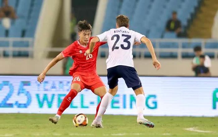 Có thể HLV Kim Sang Sik sẽ tiếp tục những cầu thủ trẻ như Văn Trường (trái) ở trận đấu với Thái Lan. Ảnh: Hoàng Linh