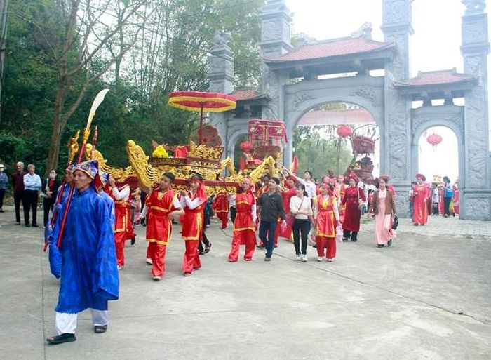 Lễ rước kiệu tại Lễ hội truyền thống động Hoa Lư, xã Gia Hưng, huyện Gia Viễn, tỉnh Ninh Bình. Ảnh: Thùy Dung - TTXVN