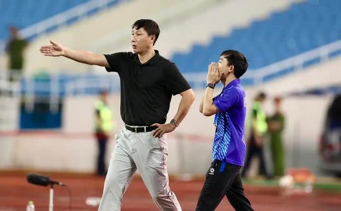HLV Kim Sang Sik sẽ đợi tới ASEAN Cup 2024 để thể hiện những gì tốt nhất mà ông có với đội tuyển Việt Nam. Ảnh: Hoàng Linh
