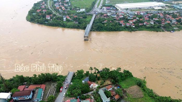 Sập cầu Phong Châu (Phú Thọ) làm rớt 10 ôtô, 2 xe máy và 13 người mất tích. Ảnh: Báo Phú Thọ