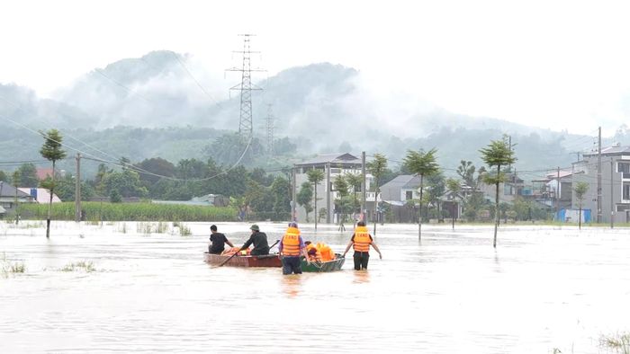 Đến sáng 10/9, nước trên các sông, suối tại Bảo Thắng (Lào Cai) đã bắt đầu rút, các cấp, ngành, địa phương, lực lượng ứng cứu, hỗ trợ và người dân trên địa bàn bắt tay vào khắc phục hậu quả. Ảnh: Báo Lào Cai