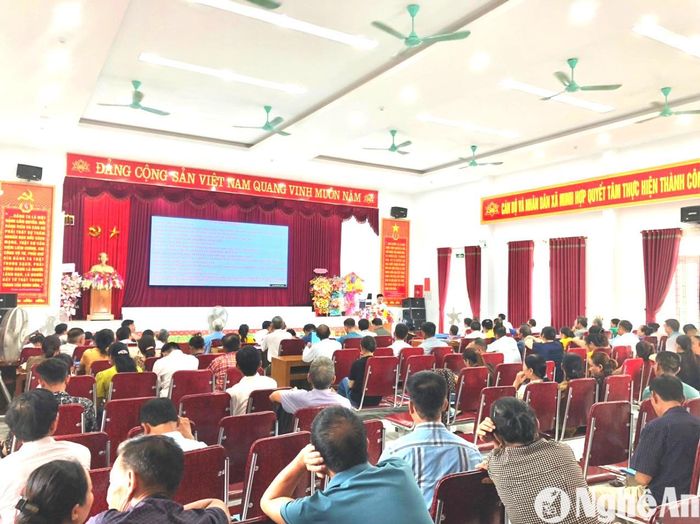 Đội ngũ bí thư, xóm trưởng, trưởng các ban, ngành, đoàn thể các xóm của các xã Tam Hợp, Nghĩa Xuân, Minh Hợp (Quỳ Hợp) nghe quán triệt Luật Đất đai năm 2024. Ảnh: Hồng Quân