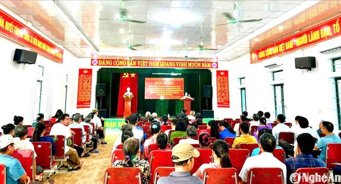 Người dân huyện Diễn Châu được tiếp cận nhiều kiến thức pháp luật về đất đai tại Chiến dịch "Ngày thứ Bảy vì dân". Ảnh: G.H