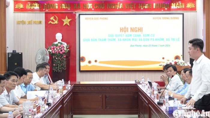 Hội nghị giải quyết việc xâm canh, xâm cư giữa bản Pà Khốm, xã Tri Lễ (Quế Phong) và bản Thằm Thẩm, xã Nhôn Mai (Tương Dương). Ảnh: Nguyễn Việt