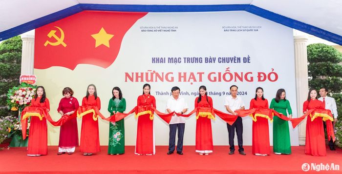Các đại biểu cắt băng khai mạc. Ảnh: Minh Quân