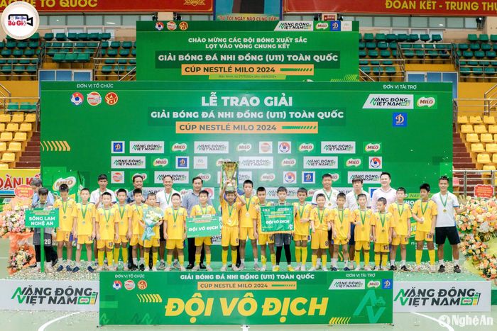 Đội U11 Sông Lam Nghệ An tại lễ trao giải Vô địch Giải Bóng đá nhi đồng U11 toàn quốc 2024. Ảnh: BTC