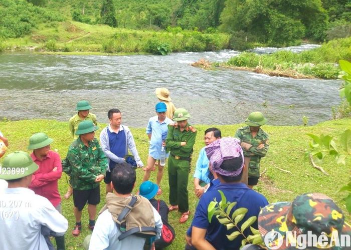 Chính quyền xã Lưu Kiền phối hợp với lực lượng chức năng kiểm tra thực tế, phát hiện ngăn chặn hiện tượng xâm canh trồng cỏ tại khu vực giáp ranh. Ảnh: CSCC