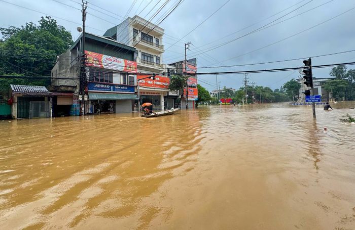 Cảnh tượng người dân di chuyển bằng thuyền tại ngã tư km2, thành phố Yên Bái.
