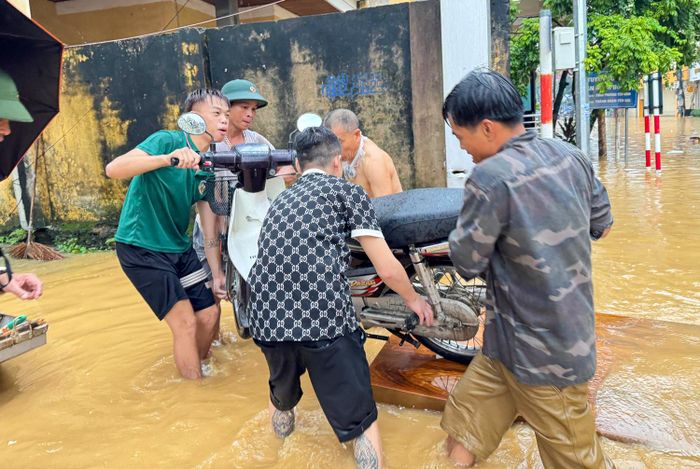 Nhiều tài sản, phương tiện hiện vẫn đang được di chuyển lên cao.