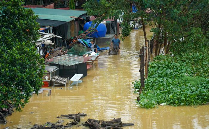 Từ đêm 9/9, nhiều người dân đã phải chạy lũ trong đêm tại khu vực sát mép sông Hồng.