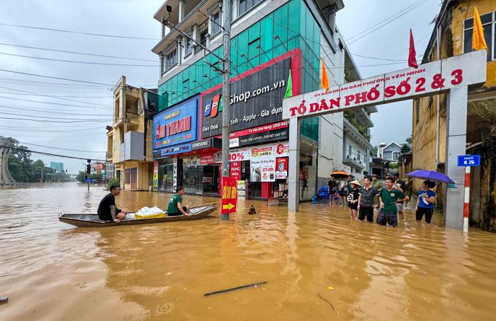 Người dân phải di chuyển bằng thuyền để đi lại và vận chuyển thực phẩm tại phường Yên Ninh - thành phố Yên Bái.