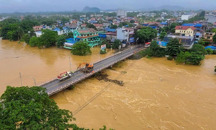 Trên sông Cầu chảy qua địa phận tỉnh Thái Nguyên, tại trạm thủy văn Gia Bẩy lũ đã đạt đỉnh, đỉnh lũ xuất hiện vào lúc 01h00/10/9/2024 đạt mức 2881 cm.