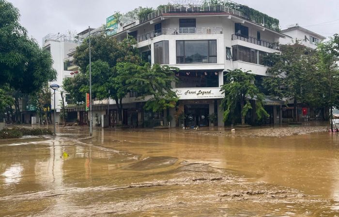 Sau lũ, nhiều tuyến phố trung tâm thành phố Lào Cai ngập trong bùn đất.