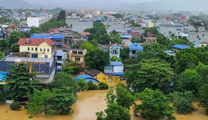Đỉnh lũ này cao hơn 73 cm so với đỉnh lũ lịch sử vào ngày vào ngày 05/7/2001 (HLS:2808 cm) và cao hơn 181 cm so với Báo động cấp 3 (BĐIII: 2700cm).
