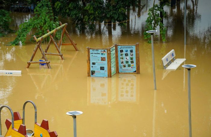 Một sân chơi công cộng dưới chân cầu Long Biên thuộc tổ dân phố 1 phường Phúc Tân, Hoàn Kiếm bị biển nước bao phủ.