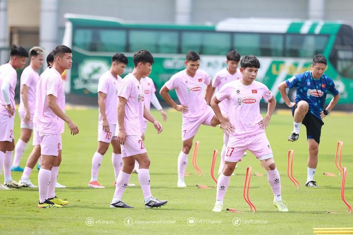 Đội tuyển Việt Nam nỗ lực tập luyện hướng đến trận đấu với Thái Lan. Ảnh: VFF