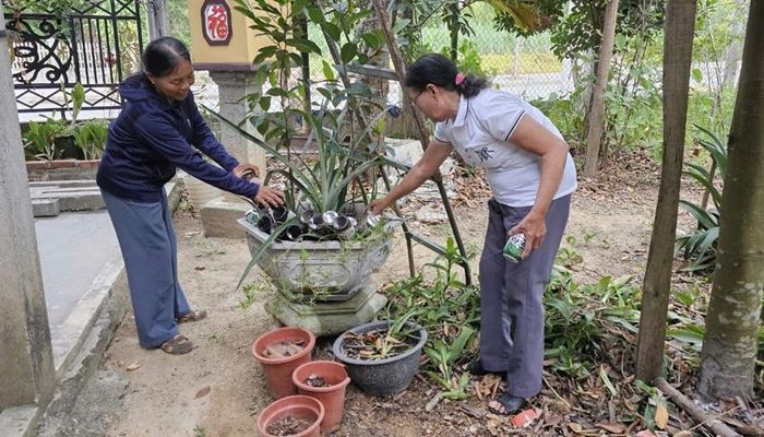  Nhân viên y tế tổ dân phố phường Tứ Hạ, TX. Hương Trà tham gia xử lý môi trường phòng bệnh