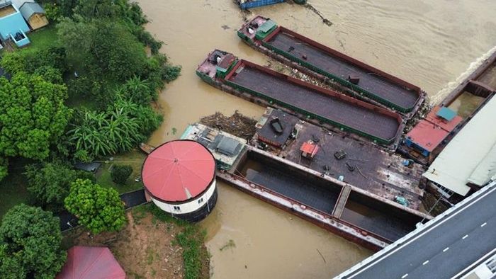 Công trình cầu Vĩnh Phú thuộc dự án nhóm B, được thiết kế với chiều dài hơn 509m. Trong đó, cầu chính dài khoảng 290m, cầu dẫn phía tỉnh Phú Thọ dài 70,75m, cầu dẫn phía tỉnh Vĩnh Phúc dài khoảng 148,8m. Cầu được thiết kế 4 làn xe cơ giới, bề rộng mặt cầu chính 19m, bề rộng cầu dẫn 16,5m.