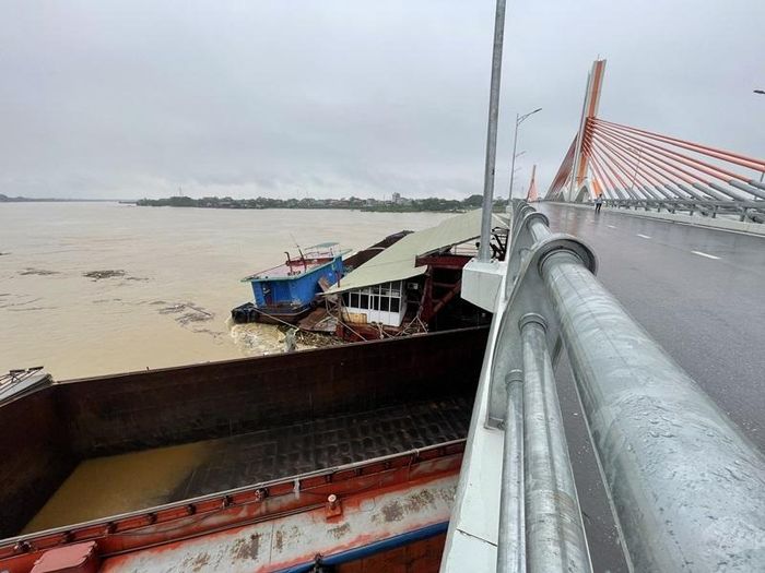 Theo ông Nguyễn Thanh Hải, Phó Chủ tịch UBND tỉnh Phú Thọ đã có mặt tại hiện trường trực tiếp chỉ đạo phương án cho công binh xuống phương tiện mắc kẹt khảo sát, cần đánh chìm mấy khoang và khoan, tháo dỡ đánh sập trôi tàu với phương châm đảm bảo an toàn cho lực lượng cứu hội và an toàn cầu Vĩnh Phú, giảm thiểu tối đa thiệt hại.