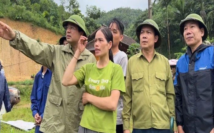 Lãnh đạo tỉnh Lào Cai trực tiếp có mặt tại hiện trường để chỉ đạo tìm kiếm cứu hộ, cứu nạn, động viên người dân. Ảnh: Toàn Hằng.