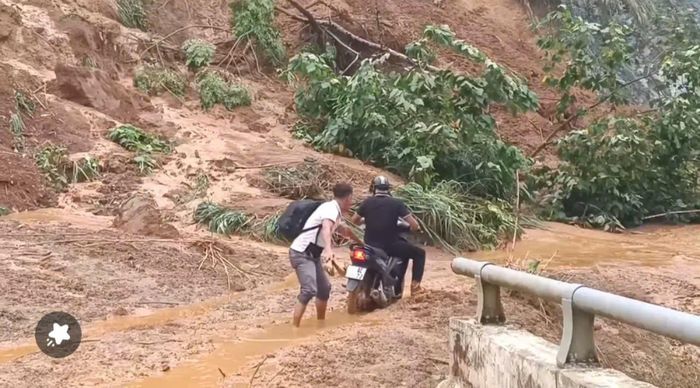 Dù đã được cảnh báo nguy hiểm, nhưng nhóm phóng viên vẫn quyết định nhờ người đi xe máy đưa vào Làng Nủ. Trên đường đi rất vất vả, nguy hiểm luôn rình rập. Ảnh: Toàn Hằng.
