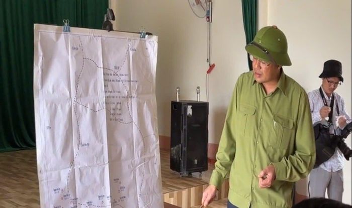 Chủ tịch UBND tỉnh Lào Cai Trịnh Xuân Trường đang lên phương án, chỉ đạo các đơn vị tham gia cứu hộ. Ảnh: Toàn Hằng.