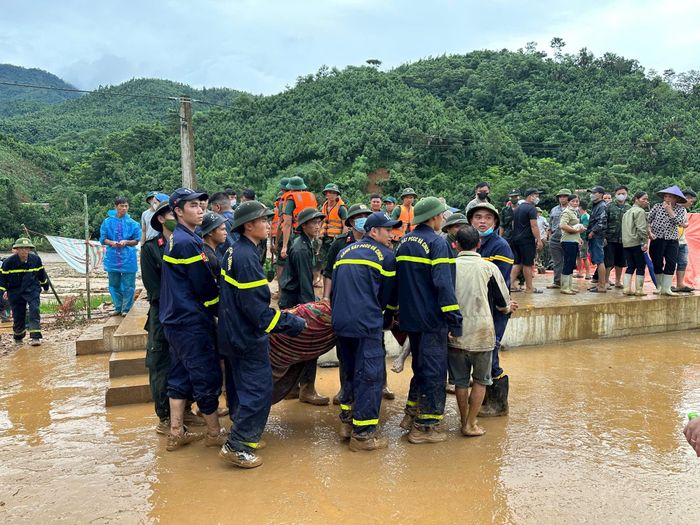 Một thi thể vừa được lực lượng tìm kiếm tìm thấy. Ảnh: Toàn Hằng.