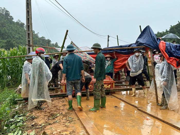 Những chiếc quan tài đã được huy động để lo an táng cho nạn nhân. Ảnh: Toàn Hằng.