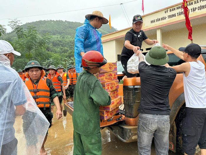 Hàng hóa cứu trợ cũng đã đến được hiện trường để hỗ trợ người dân và lực lượng tìm kiếm. Ảnh: Toàn Hằng.