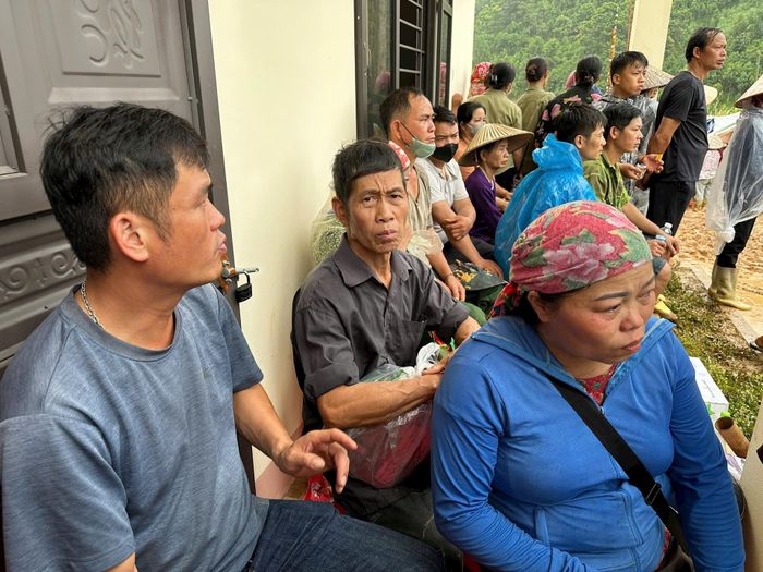 Những gương mặt thất thần của những người thoát nạn và có người thân gặp nạn. Ảnh: Toàn Hằng.