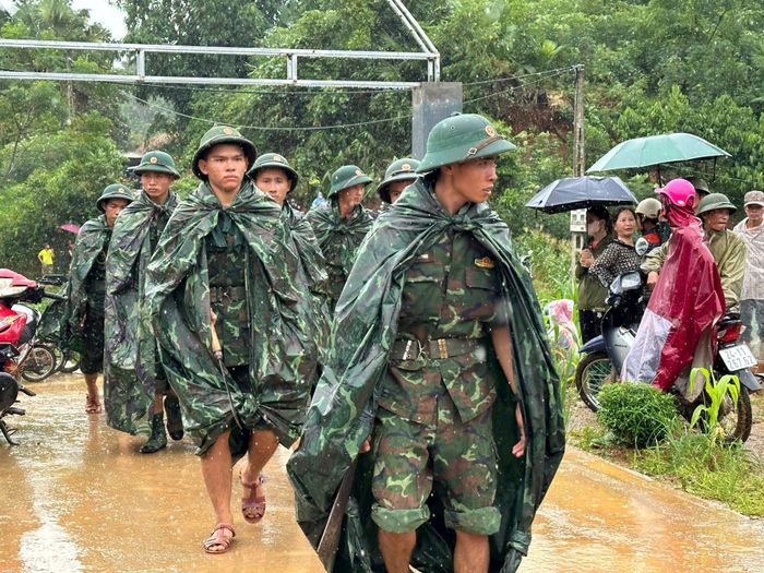 Hàng trăm người dân, cán bộ chiến sỹ, tình nguyện viên đã được huy động để tìm kiếm người mất tích. Ảnh: Toàn Hằng.
